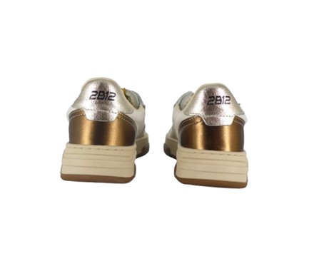 Sneaker in pelle con lacci