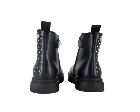 Stivaletto in eco pelle con borchie